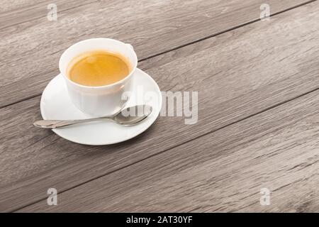Kaffeetup auf Holztisch mit Platz für Kopien Stockfoto