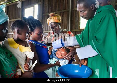 Rev. P. Anthony Assebiah (St. Mary's Parish in Kengen/Ghana), die Taufe eines Kindes in der katholischen Kapelle im Stieldorf Nzulezo, Ghana, Afrika Stockfoto