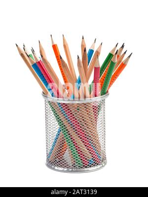 Bleistifte im Metallkorb isoliert auf weißem Hintergrund Stockfoto