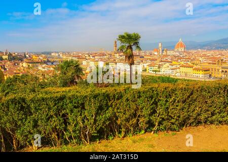 Florenz, Italien, Luftbild von mittelalterlichen Gebäuden mit Dom Santa Maria Del Fiore Dom in der Altstadt Stockfoto