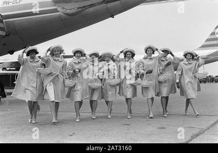 Haarlem Flower Girls verließen die Holland-Woche in München, Abfahrt auf Schiphol Datum: 4. März 1964 Ort: Noord-Holland, Schiphol Schlüsselwörter: BLUMENMÄDCHEN Stockfoto