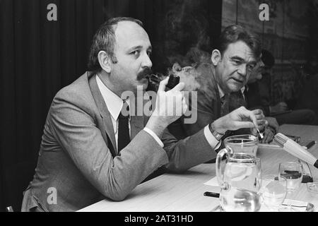 Pressekonferenz der beiden Informanten in Nieuwspoort, in der Pressekonferenz Datum: 19. Oktober 1981 Ort: Den Haag, Zuid-Holland Schlüsselwörter: Informateure, Pressekonferenzen persönlicher Name: Galan, Cees de, in der Stadt, Victor Name: Nieuwspoort Stockfoto