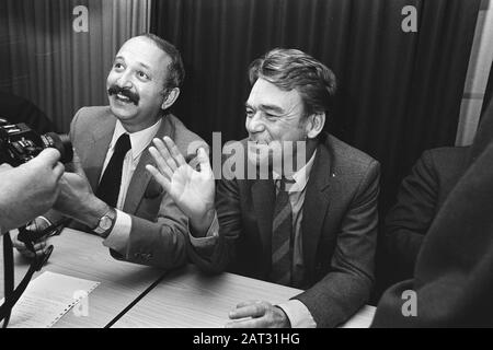 Pressekonferenz der beiden Informanten in Nieuwspoort, in der Pressekonferenz Datum: 19. Oktober 1981 Ort: Den Haag, Zuid-Holland Schlüsselwörter: Informateure, Pressekonferenzen persönlicher Name: Galan, Cees de, in der Stadt, Victor Name: Nieuwspoort Stockfoto