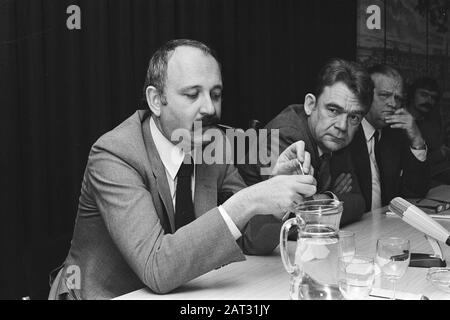 Pressekonferenz der beiden Informanten in Nieuwspoort, in der Pressekonferenz Datum: 19. Oktober 1981 Ort: Den Haag, Zuid-Holland Schlüsselwörter: Informateure, Pressekonferenzen persönlicher Name: Galan, Cees de, in der Stadt, Victor Name: Nieuwspoort Stockfoto