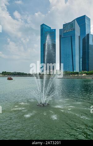 Singapur. Januar 2020. Blick auf den Fullerton-Brunnen am Meer in der Marina Bay Stockfoto