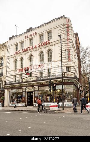 London/Großbritannien - 28. November 2019: Der Umbrella Shop an der 53 New Oxford Street ist weitgehend unverändert und ein perfektes Beispiel für viktorianisches Ladenfront-Design. Es Stockfoto