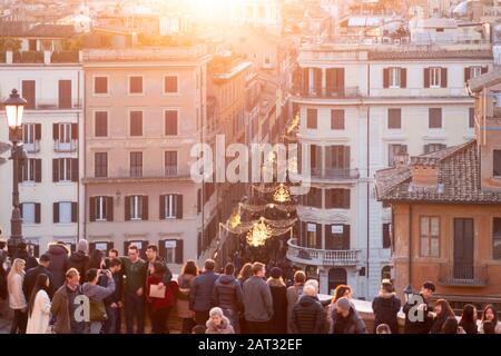 ROM, Italien - 26. Dezember 2019: Die Massen genießen die Herbstsonne auf der spanischen Treppe, der Piazza di Spagna, Rom, Italien Stockfoto