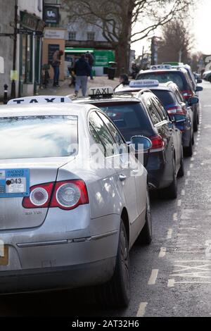 Taxis, die auf einem Taxistand in Witney, Oxfordshire, Großbritannien warten Stockfoto