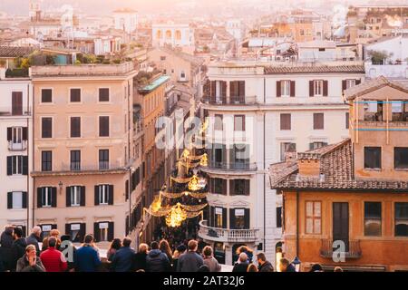 ROM, Italien - 26. Dezember 2019: Die Massen genießen die Herbstsonne auf der spanischen Treppe, der Piazza di Spagna, Rom, Italien Stockfoto