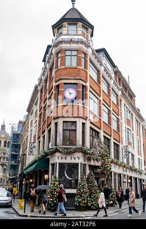 London/Großbritannien - 28. November 2019: Das Ivy ist ein Restaurant, das bei Berühmtheiten, Kunstschaffenden und Medienschaffenden und Theatergängern beliebt ist und sich in Uns befindet Stockfoto