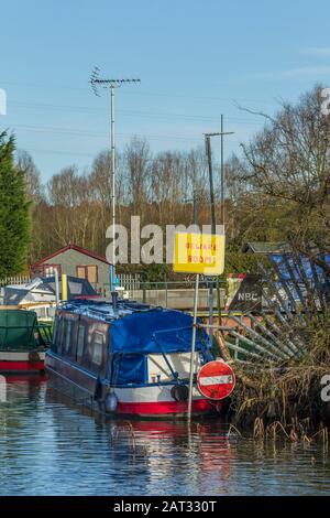 Bootsclub Nortampton an einem sonnigen Wintermorgen, Nene Valley, Northamptonshire, England, Großbritannien. Stockfoto