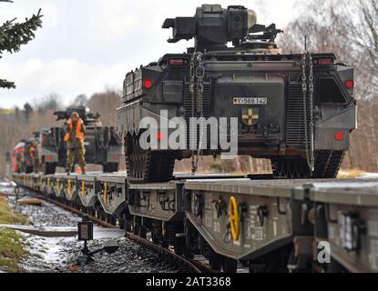 30. Januar 2020, Sachsen, Marienberg: Soldaten des Panzergrenadierbattaillons 371 aus Marienberg in Sachsen laden Kampffahrzeuge der 'Marder'-Infanterie auf Eisenbahngüteranhänger. Mit dem Transport fahren Tanks 'Marder', Sanierungstanks 'Büffel' und Radfahrzeuge nach Rukla in Litauen. Das Panzergrenadierbataillon 371 ersetzt dort nach sechsmonatigem Einsatz das Bataillon 391 aus Bad Salzungen. Zum zweiten Mal nehmen die 'Marienberger Jäger' am Vertrag Teil. Hauptaufgabe ist es, gemeinsam mit multinationalen Partnern und den litauischen Streitkräften Präsenz und Praxis zu zeigen. S Stockfoto