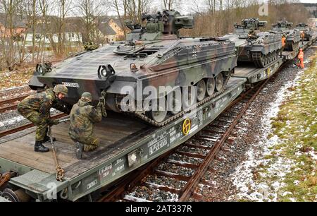 30. Januar 2020, Sachsen, Marienberg: Soldaten des Panzergrenadierbattaillons 371 aus Marienberg in Sachsen laden Kampffahrzeuge der 'Marder'-Infanterie auf Eisenbahngüteranhänger. Mit dem Transport fahren Tanks 'Marder', Sanierungstanks 'Büffel' und Radfahrzeuge nach Rukla in Litauen. Das Panzergrenadierbataillon 371 ersetzt dort nach sechsmonatigem Einsatz das Bataillon 391 aus Bad Salzungen. Zum zweiten Mal nehmen die 'Marienberger Jäger' am Vertrag Teil. Hauptaufgabe ist es, gemeinsam mit multinationalen Partnern und den litauischen Streitkräften Präsenz und Praxis zu zeigen. S Stockfoto