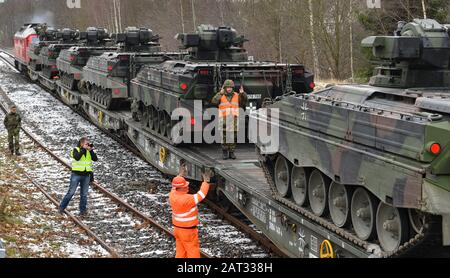 30. Januar 2020, Sachsen, Marienberg: Soldaten des Panzergrenadierbattaillons 371 aus Marienberg in Sachsen laden Kampffahrzeuge der Marder Infanterie auf Eisenbahngüteranhänger. Mit dem Transport fahren Tanks 'Marder', Sanierungstanks 'Büffel' und Radfahrzeuge nach Rukla in Litauen. Das Panzergrenadierbataillon 371 ersetzt dort nach sechsmonatigem Einsatz das Bataillon 391 aus Bad Salzungen. Zum zweiten Mal nehmen die 'Marienberger Jäger' am Vertrag Teil. Hauptaufgabe ist es, gemeinsam mit multinationalen Partnern und den litauischen Streitkräften Präsenz und Praxis zu zeigen. Sin Stockfoto