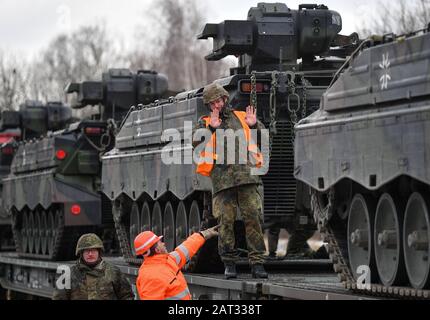 30. Januar 2020, Sachsen, Marienberg: Soldaten des Panzergrenadierbattaillons 371 aus Marienberg in Sachsen laden Kampffahrzeuge der 'Marder'-Infanterie auf Eisenbahngüteranhänger. Mit dem Transport fahren Tanks 'Marder', Sanierungstanks 'Büffel' und Radfahrzeuge nach Rukla in Litauen. Das Panzergrenadierbataillon 371 ersetzt dort nach sechsmonatigem Einsatz das Bataillon 391 aus Bad Salzungen. Zum zweiten Mal nehmen die 'Marienberger Jäger' am Vertrag Teil. Hauptaufgabe ist es, gemeinsam mit multinationalen Partnern und den litauischen Streitkräften Präsenz und Praxis zu zeigen. S Stockfoto