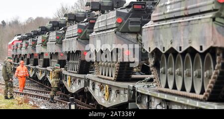 30. Januar 2020, Sachsen, Marienberg: Soldaten des Panzergrenadierbattaillons 371 aus Marienberg in Sachsen laden Kampffahrzeuge der 'Marder'-Infanterie auf Eisenbahngüteranhänger. Mit dem Transport fahren Tanks 'Marder', Sanierungstanks 'Büffel' und Radfahrzeuge nach Rukla in Litauen. Das Panzergrenadierbataillon 371 ersetzt dort nach sechsmonatigem Einsatz das Bataillon 391 aus Bad Salzungen. Zum zweiten Mal nehmen die 'Marienberger Jäger' am Vertrag Teil. Hauptaufgabe ist es, gemeinsam mit multinationalen Partnern und den litauischen Streitkräften Präsenz und Praxis zu zeigen. S Stockfoto