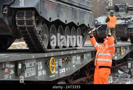 30. Januar 2020, Sachsen, Marienberg: Infanteriekampffahrzeuge 'Marder' des Panzergrenadierbattaillons 371 aus Marienberg in Sachsen werden auf Eisenbahngüteranhänger verladen. Mit dem Transport fahren Tanks 'Marder', Sanierungstanks 'Büffel' und Radfahrzeuge nach Rukla in Litauen. Das Panzergrenadierbataillon 371 ersetzt dort nach sechsmonatigem Einsatz das Bataillon 391 aus Bad Salzungen. Zum zweiten Mal nehmen die 'Marienberger Jäger' am Vertrag Teil. Hauptaufgabe ist es, gemeinsam mit multinationalen Partnern und den litauischen Streitkräften Präsenz und Praxis zu zeigen. Einschl Stockfoto