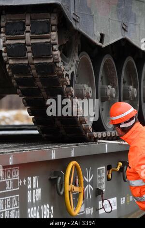 30. Januar 2020, Sachsen, Marienberg: Infanteriekampffahrzeuge 'Marder' des Panzergrenadierbattaillons 371 aus Marienberg in Sachsen werden auf Eisenbahngüteranhänger verladen. Mit dem Transport fahren Tanks 'Marder', Sanierungstanks 'Büffel' und Radfahrzeuge nach Rukla in Litauen. Das Panzergrenadierbataillon 371 ersetzt dort nach sechsmonatigem Einsatz das Bataillon 391 aus Bad Salzungen. Zum zweiten Mal nehmen die 'Marienberger Jäger' am Vertrag Teil. Hauptaufgabe ist es, gemeinsam mit multinationalen Partnern und den litauischen Streitkräften Präsenz und Praxis zu zeigen. Einschl Stockfoto