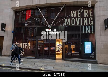 London/Großbritannien - 28. November 2019: Eintritt in das neue Fujifilm House of Photography. Der erste Fujifilm-Laden in London und in der Welt. Eröffnung im Dezember 201 Stockfoto