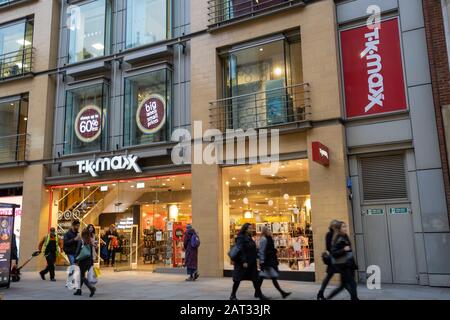 London/UK-Nov 28.2019: Menschen, die am TK Maxx Store auf Long Acre in Covent Garden vorbeigehen.TK Maxx ist eine Tochtergesellschaft der American Bekleidung und Home Go Stockfoto