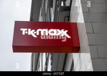 London/Großbritannien - 28. November 2019: Schild TK Maxx an der Wand des Gebäudes. Sie ist eine Tochtergesellschaft des amerikanischen Bekleidungs- und Heimatgüterunternehmens Stockfoto