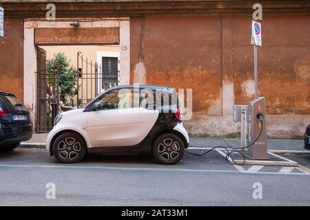 ROM, Italien - 30. Dezember 2019: Smart Elektroauto wird von einem Straßenladeplatz, Rom, Italien, aufgeladen. Stockfoto