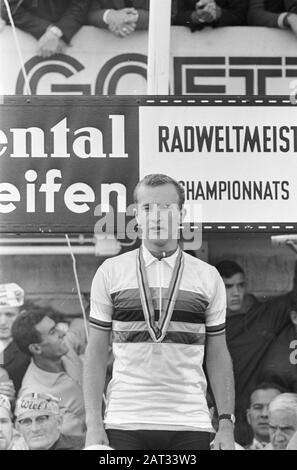 Radweltmeisterschaften auf dem Nurburgring 1966, Dolman auf dem Podium Datum: 27. August 1966 Schlagwörter: Radsport, Etappen, Weltmeisterschaften Stockfoto