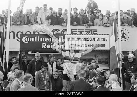 Radweltmeisterschaften auf dem Nurburgring 1966, Dolman auf dem Podium Datum: 27. August 1966 Schlagwörter: Radsport, Etappen, Weltmeisterschaften Stockfoto