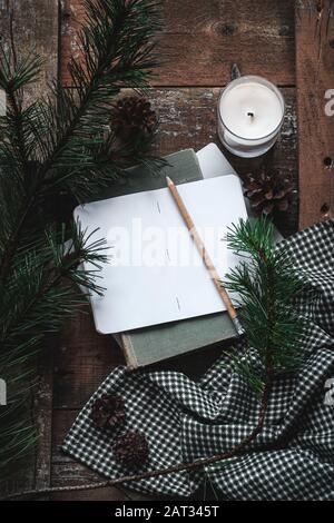 Notizen für die Zukunft machen. Langsame Wintertagroutine. Stimmungsvolle Atmosphäre Stockfoto