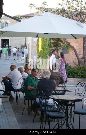 Gäste, die in einem Restaurant in San Pantaleo, Sardinien speisen Stockfoto