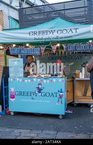 London/Großbritannien - 29. November 2019: Händler auf dem "Gierigen Ziegenmarktstand", die Ziegenmilch und heiße Waffeln auf dem Borough Market in London verkaufen Stockfoto