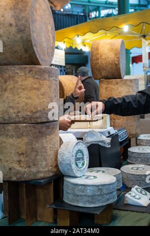 London/Großbritannien - 29. November 2019: Verkostung von Caerphilly Käse in einem Stall am Borough Market. Caerphilly ist ein harter, krümeliger Weißkäse, der seinen Ursprung hat Stockfoto