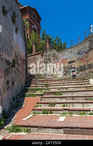 ISTANBUL, Türkei - 27. JULI 2019: Typische Straße und Gebäude in Balat Bezirk in der Stadt Istanbul, Türkei Stockfoto