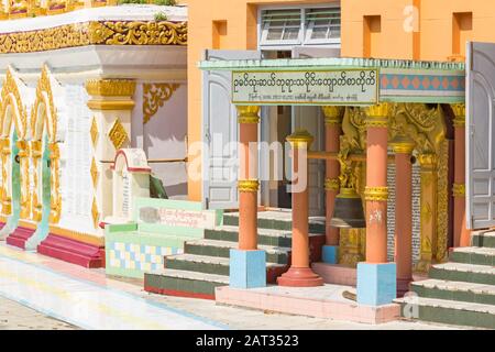 Verzierte Außenfassade von Umin Thounzeh auf dem Sagaing Hill, in der Nähe von Mandalay, Myanmar (Birma), Asien im Februar Stockfoto