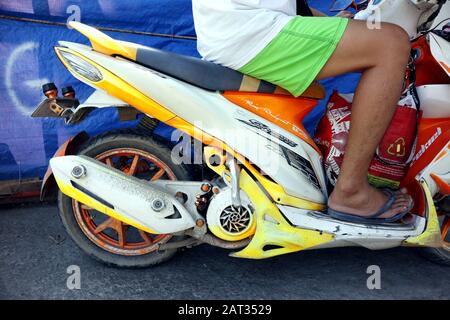 Antipolo City, Philippinen - 29. Januar 2020: Modifizierter moderner Roller mit farbenfrohem Lackauftrag. Stockfoto