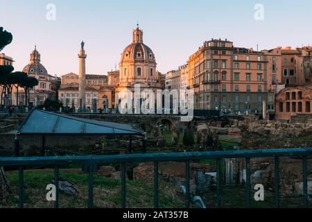 ROM, Italien - 1. Januar 2020: Blick über die antiken Ruinen von Trajans Forum in Richtung Trajans Säule und die Kirche Santa Maria di Loreto in Rom, Italien Stockfoto