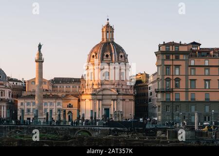 ROM, Italien - 1. Januar 2020: Blick über die antiken Ruinen von Trajans Forum in Richtung Trajans Säule und die Kirche Santa Maria di Loreto in Rom, Italien Stockfoto