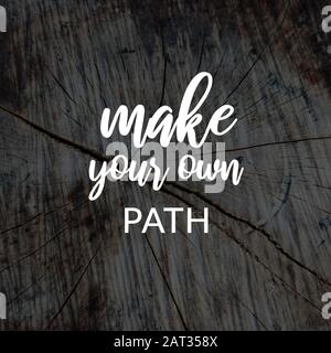 Motivation und inspirierende Zitate - Machen Sie Ihren eigenen Weg. Verschwommener Hintergrund. Stockfoto