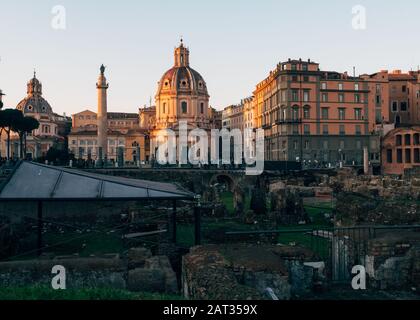 ROM, Italien - 1. Januar 2020: Blick über die antiken Ruinen von Trajans Forum in Richtung Trajans Säule und die Kirche Santa Maria di Loreto in Rom, Italien Stockfoto