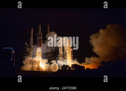 Cape CANAVERAL, USA - 12. August 2018 - Die schwere Rakete der United Launch Alliance Delta IV startet die Parker Solar Probe der NASA, um die Sonne zu berühren, Sonntag, August. Stockfoto