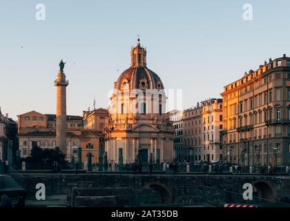 ROM, Italien - 1. Januar 2020: Blick über die antiken Ruinen von Trajans Forum in Richtung Trajans Säule und die Kirche Santa Maria di Loreto in Rom, Italien Stockfoto