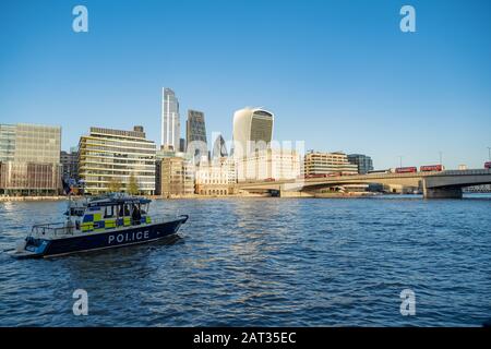 London/Großbritannien - 29. November 2019: Busse hielten auf der Londoner Brücke wegen des am Freitag eingreifenden Anschlags am 24. November 2019 in London, Großbritannien Stockfoto