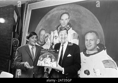 LP Man on the Moon Henk Terlingen (l) und Rudolf Spoor Datum: 30. Juli 1969 Schlagwörter: Gramophone Platten, Moderatoren, Regisseure persönlicher Name: Rail, Rudolf, Terlingen, Henk Stockfoto