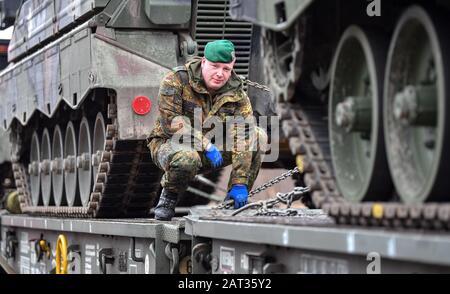 Marienberg, Sachsen, Deutschland. Januar 2020.: Korporal Eric Weißbach vom Panzergrenadierbataillon 371 aus Marienberg in Sachsen befestigt ein gepanzertes Infanteriekampffahrzeug Marder an einem Eisenbahngüteranhänger. Mit dem Transport fahren Tanks 'Marder', Sanierungstanks 'Büffel' und Radfahrzeuge nach Rukla in Litauen. Das Panzergrenadierbataillon 371 ersetzt dort nach sechsmonatigem Einsatz das Bataillon 391 aus Bad Salzungen. Zum zweiten Mal nehmen die 'Marienberger Jäger' am Vertrag Teil. Credit: Dpa Picture Alliance / Alamy Live News Stockfoto