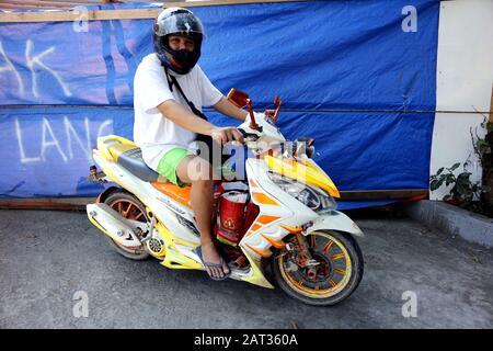 Antipolo City, Philippinen - 29. Januar 2020: Modifizierter moderner Roller mit farbenfrohem Lackauftrag. Stockfoto