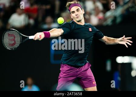 Melbourne, Australien. Januar 2020. Roger Federer ist während seines Halbfinalspiels beim Tennisturnier des Australian Open Grand Slam 2020 in Melbourne, Australien im Einsatz. Frank Molter/Alamy Live News Stockfoto