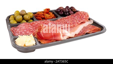 Tablett mit spanischen Tapas mit Serrano-Schinken, grünen Oliven mit Königin, Paprika mit süßer Flamme und Mandschego-Käse isoliert auf weißem Hintergrund Stockfoto