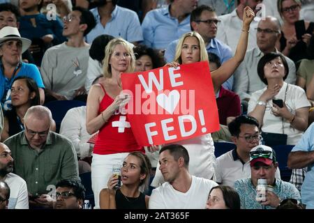 Melbourne, Australien. Januar 2020. Fans von Roger Federer jucken während des Halbfinalspiels der Federers beim Tennisturnier des Australian Open Grand Slam 2020 in Melbourne, Australien. Frank Molter/Alamy Live News Stockfoto