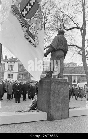 Gedenkstreik im Februar 1941, Bürgermeister Gijs van Hall nach Kranz am Denkmal De Dokwerker Anmerkung: Das Denkmal ist ein Entwurf von Mari Andriessen Datum: 25. Februar 1967 Schlüsselwörter: Bürgermeister, Kränze, Kriegsdenkmale Personenname: Halle, G. von Stockfoto