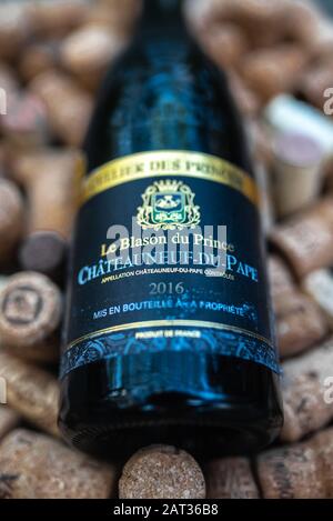 Châteauneuf-du-Pape-Flasche auf Korken Stockfoto